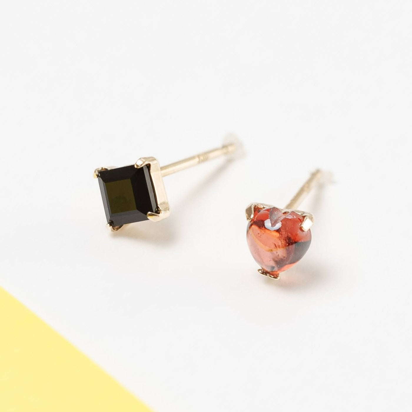 L&Co. K10 アシンメトリー ピアス ガーネット オニキス K10 アシンメトリー スタッドピアス（ガーネット・オニキス ） – L&Co.