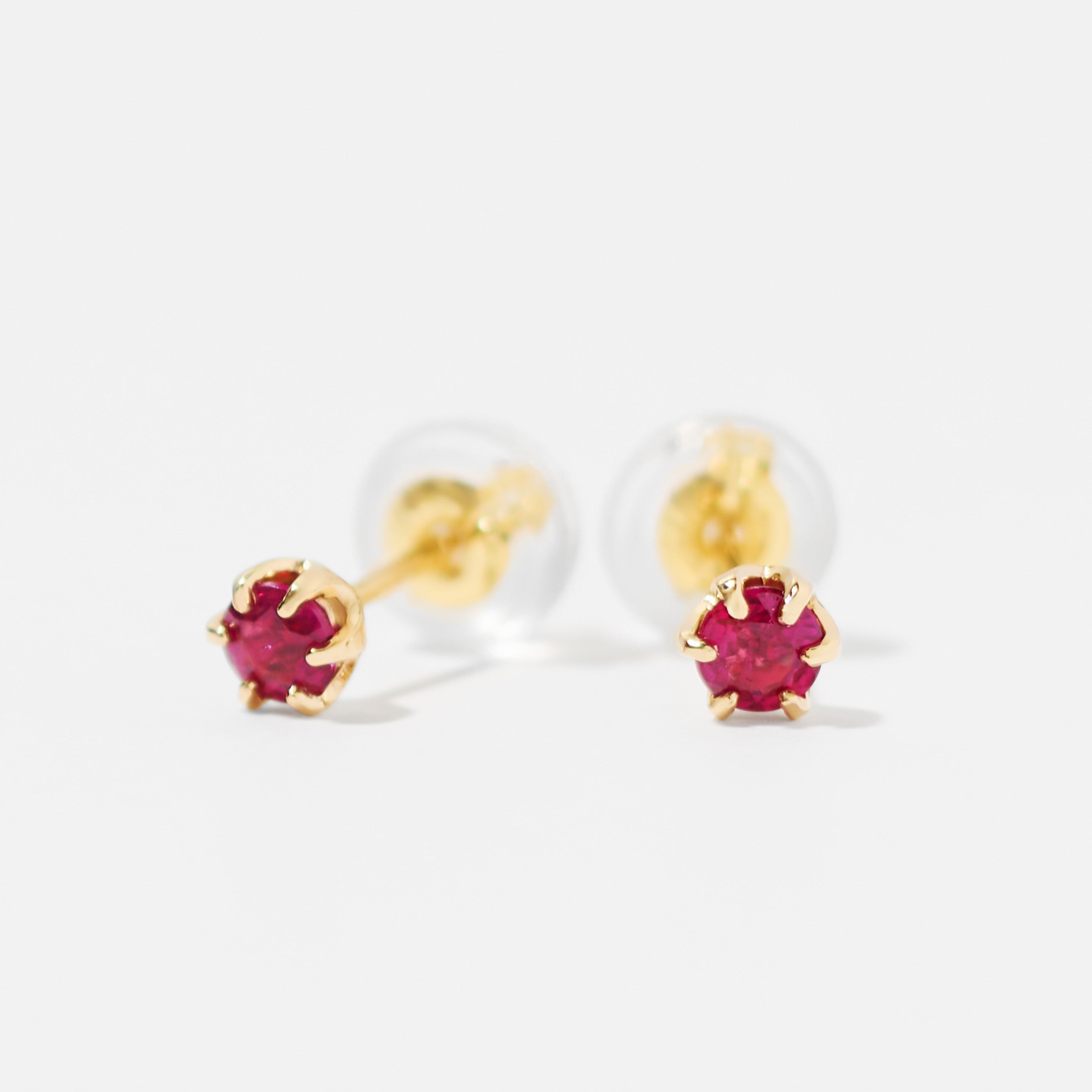K18 爪留め 誕生石 スタッドピアス 3mm（7月：ルビー） – L&Co.