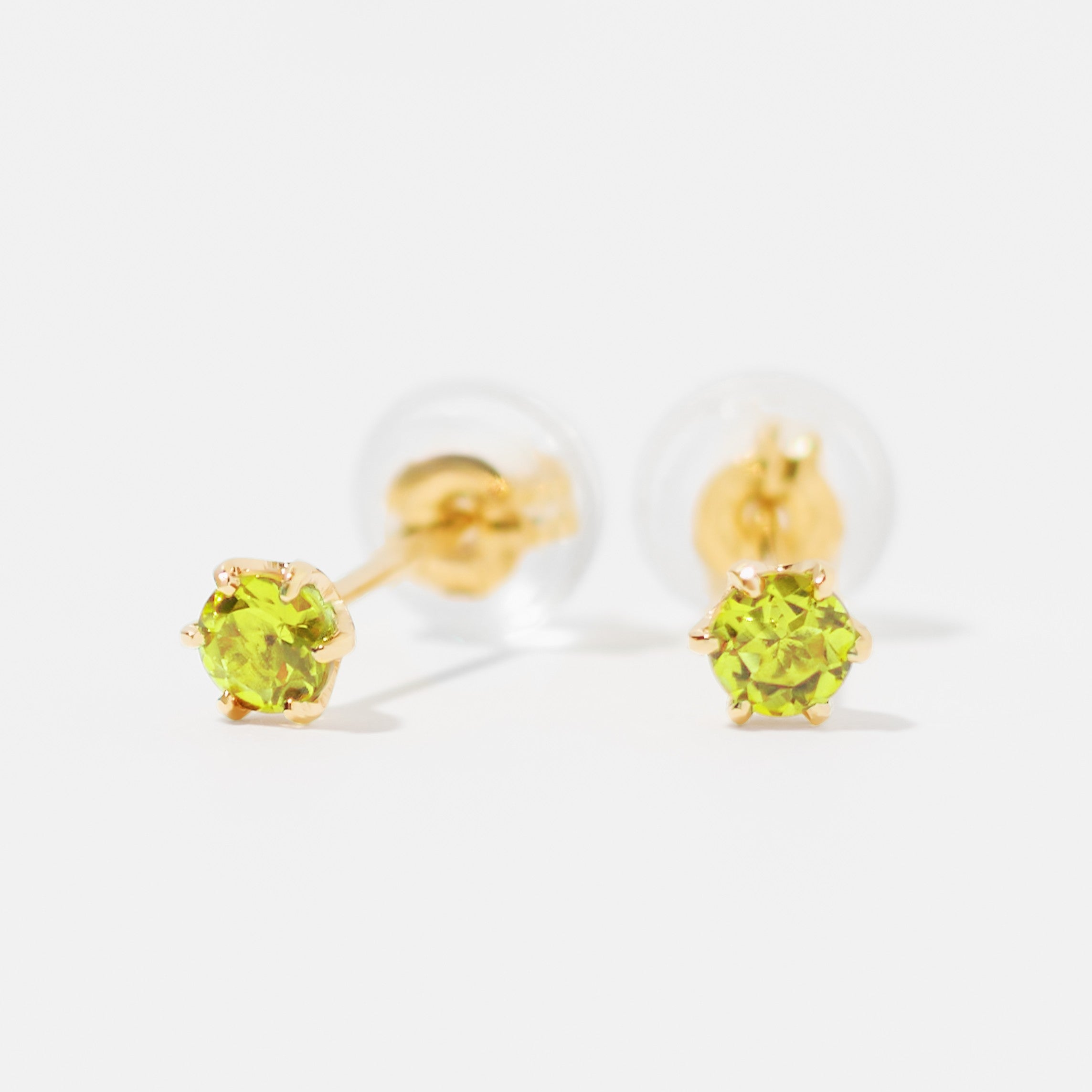 HM　ピアス　ゴールド系　シェル　ネオングリーン K18 爪留め 誕生石 スタッドピアス 3mm（8月：ペリドット） – L&Co.