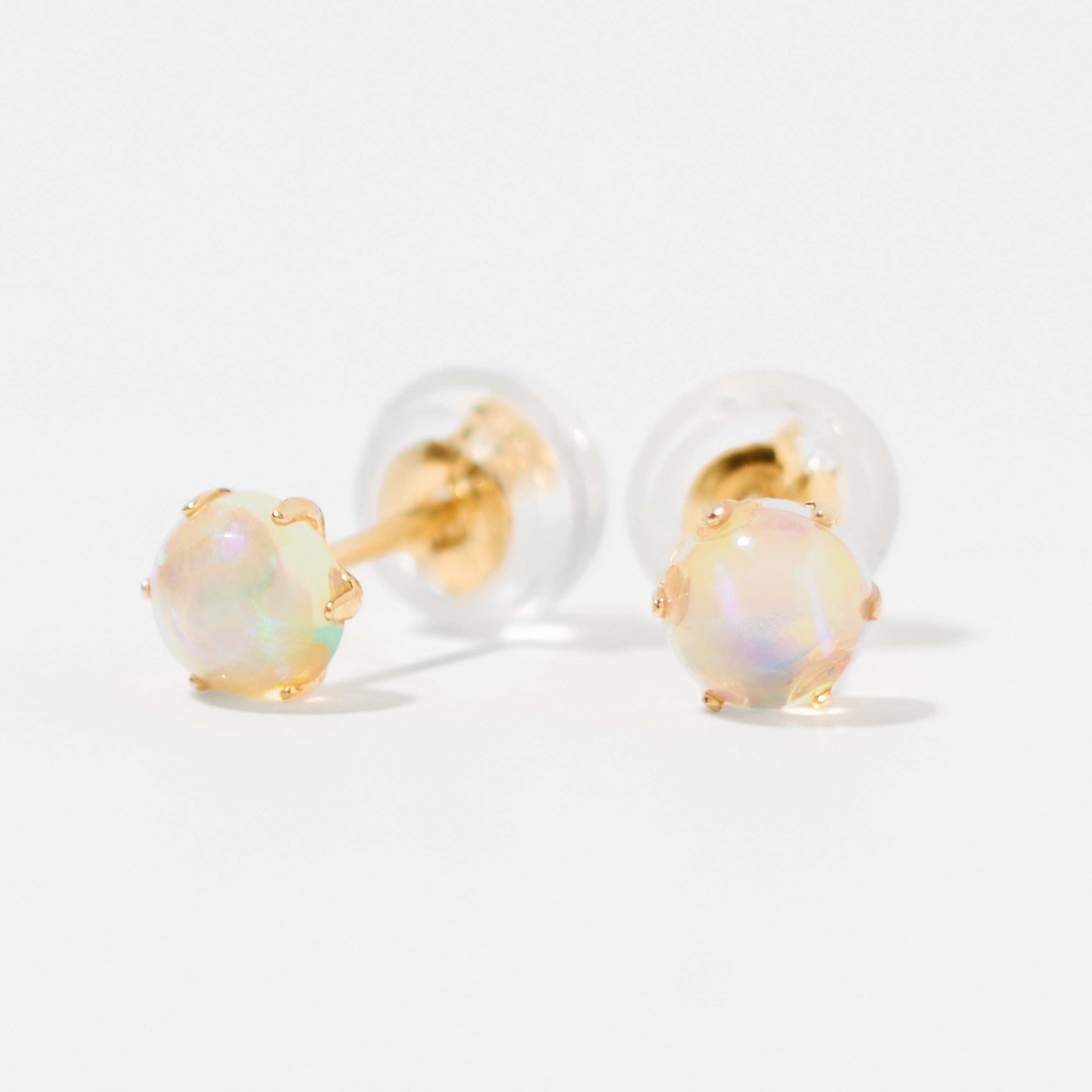 K18 爪留め 誕生石 スタッドピアス 4mm（10月：オパール） – L&Co.