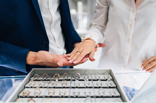 結婚指輪はいつ買う？いつから身につける？結婚指輪を購入するベストなタイミングを紹介！