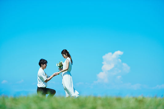プロポーズの贈り物は指輪以外でもOK！婚約指輪の代わりに人気の高い婚約記念品とは?