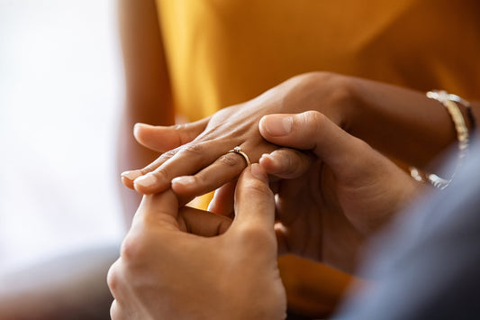 婚約指輪の相場って？平均総額と人気の価格帯をリサーチ！