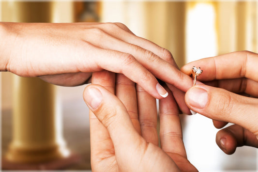 永遠の愛を誓った証として婚約指輪へ刻印を!先輩事例も紹介