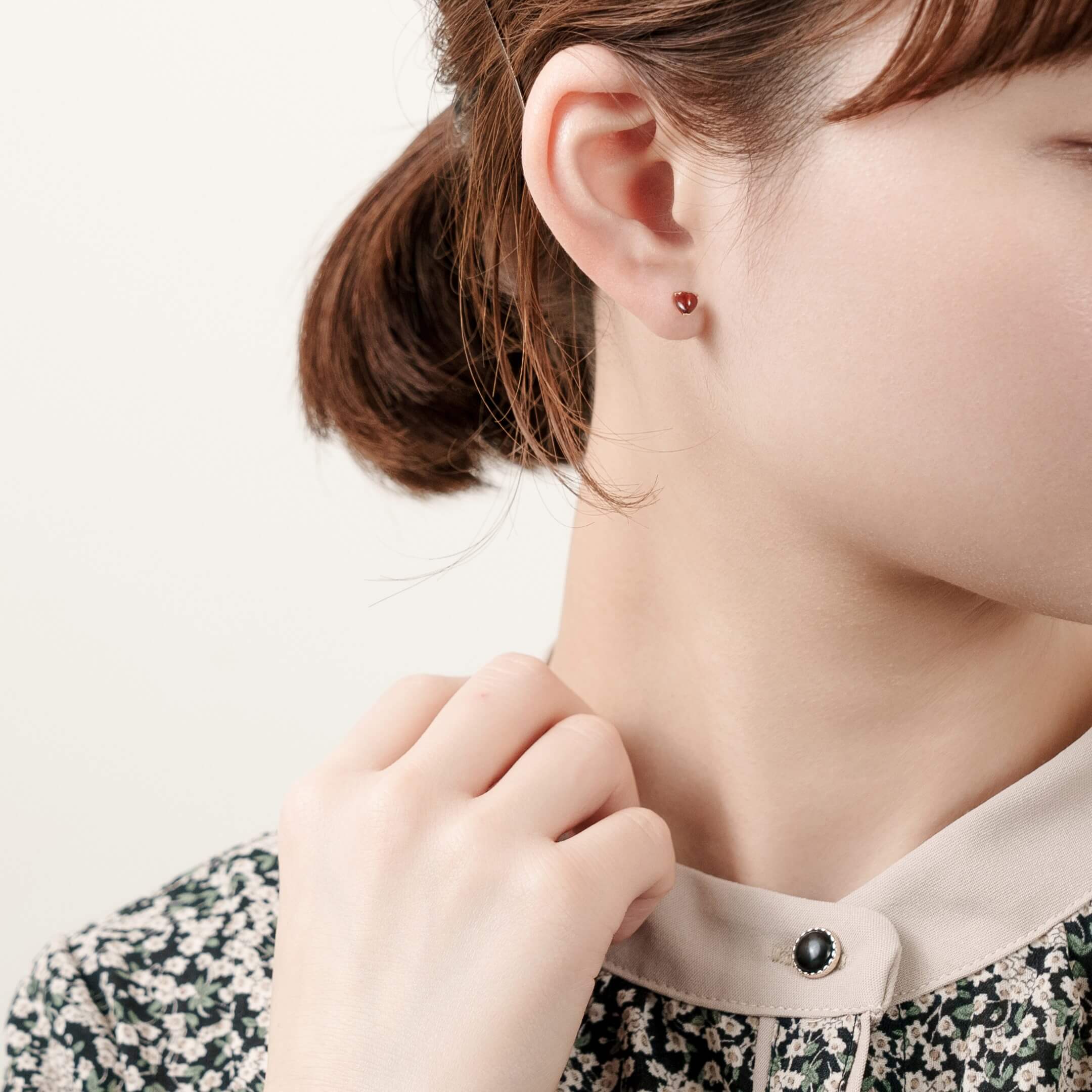 L&Co. K10 アシンメトリー ピアス ガーネット オニキス K10 アシンメトリー スタッドピアス（ガーネット・オニキス ） – L&Co.