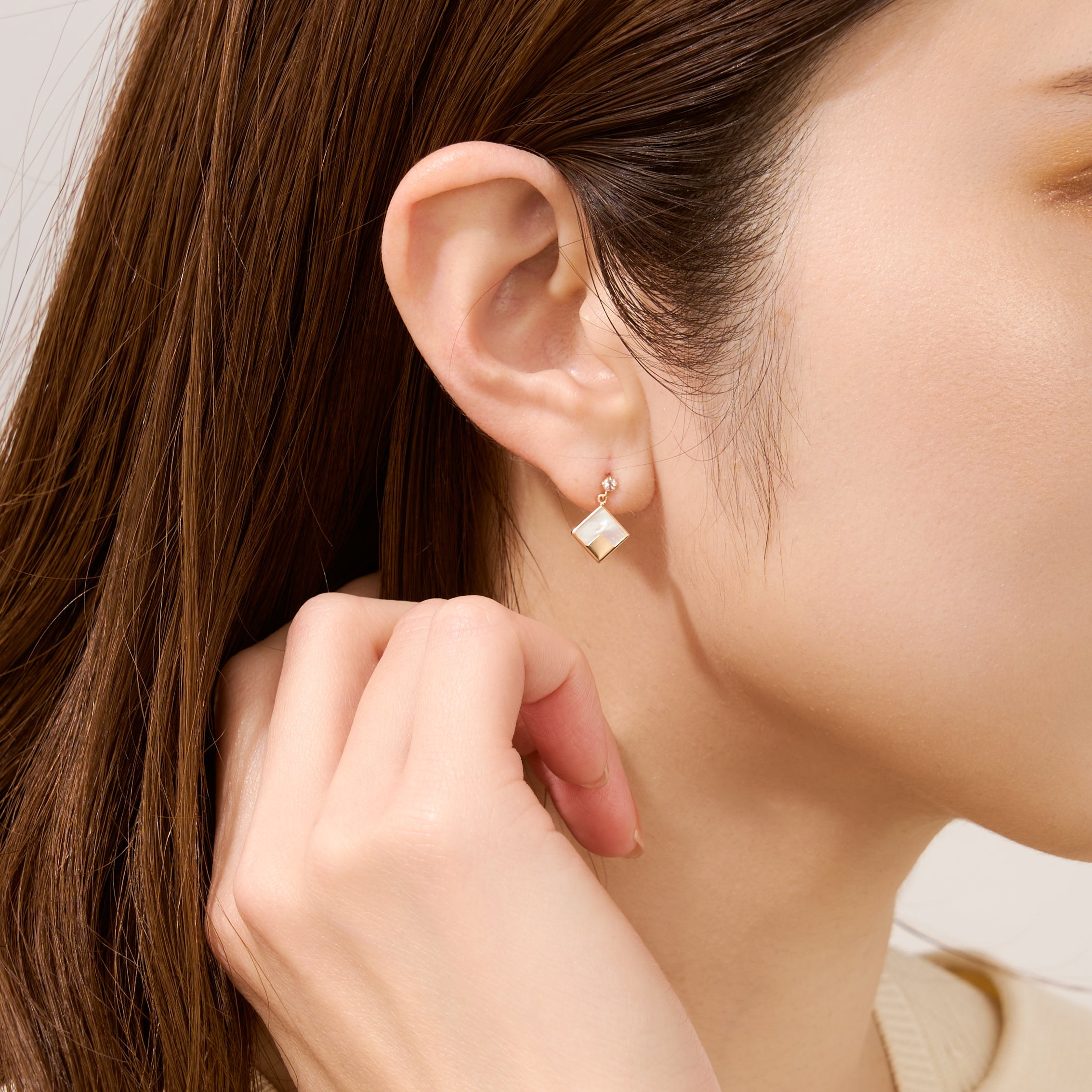 L&Co. K10 ホワイトシェル ピアス K10 ホワイトシェル×ホワイトトパーズ スタッドピアス – L&Co.