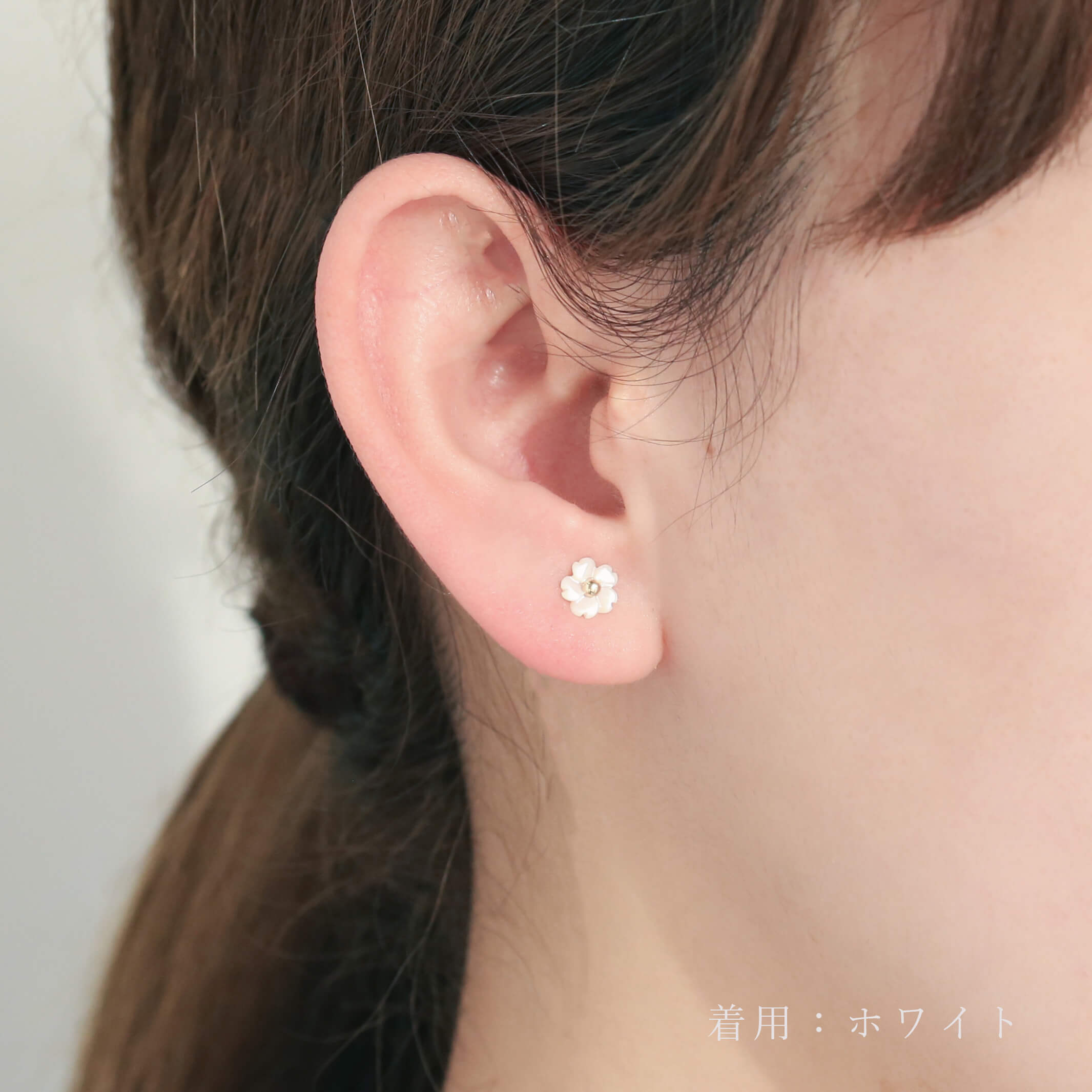 K10 フラワーシェル スタッドピアス（ホワイト）｜43-7825 – L&Co.