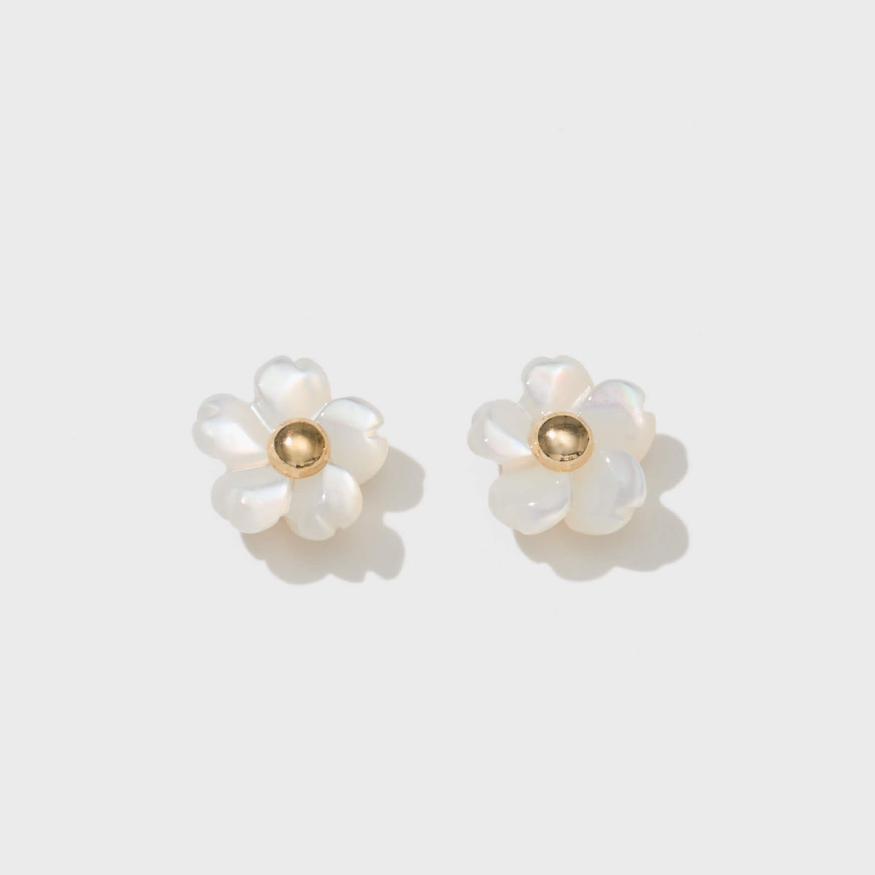 K10 フラワーシェル スタッドピアス(ホワイト)|43-7825 – L&Co. K10 フラワーシェル スタッドピアス(ホワイト)|43-7825 – L&Co.
