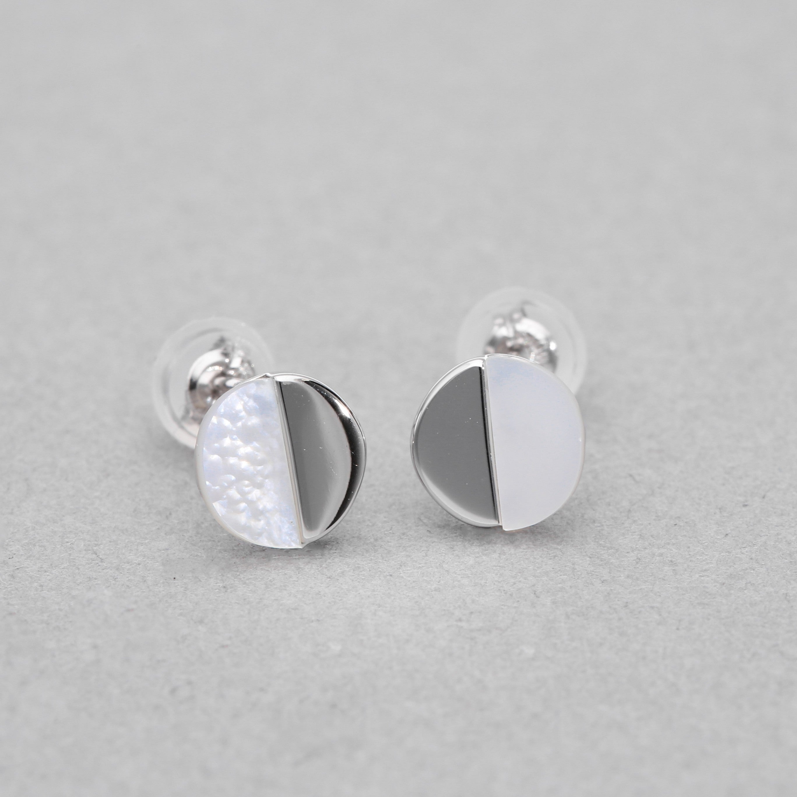 K10 ホワイトシェル スタッドピアス（〇：WG） – L&Co.
