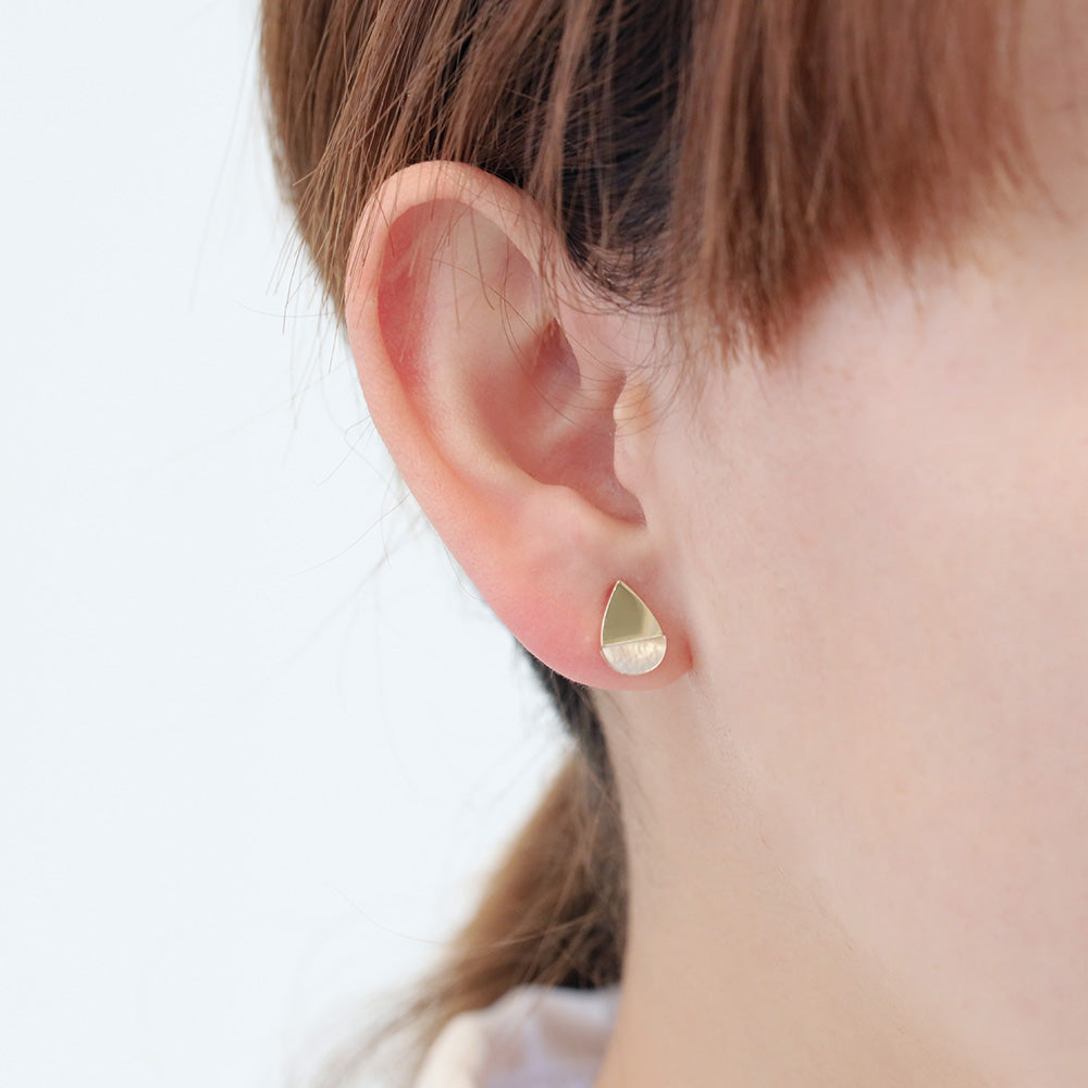 K10 ホワイトシェル スタッドピアス（ツユ：YG）| 43-7877