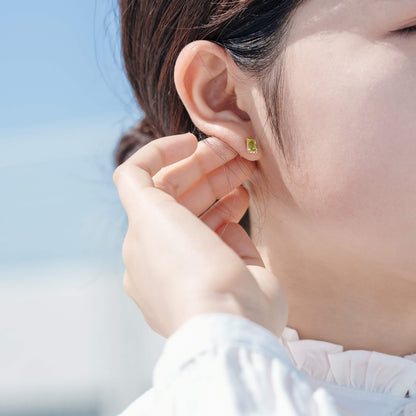 K10 誕生石  スクエア スタッドピアス（8月：ペリドット）｜ 43-8008