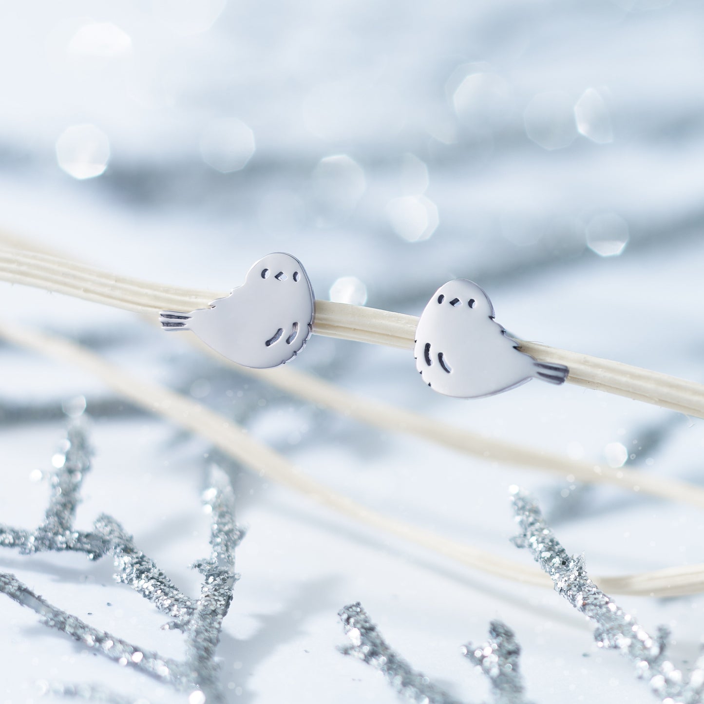 K10WG シマエナガ ピアス ❘ 43-8442