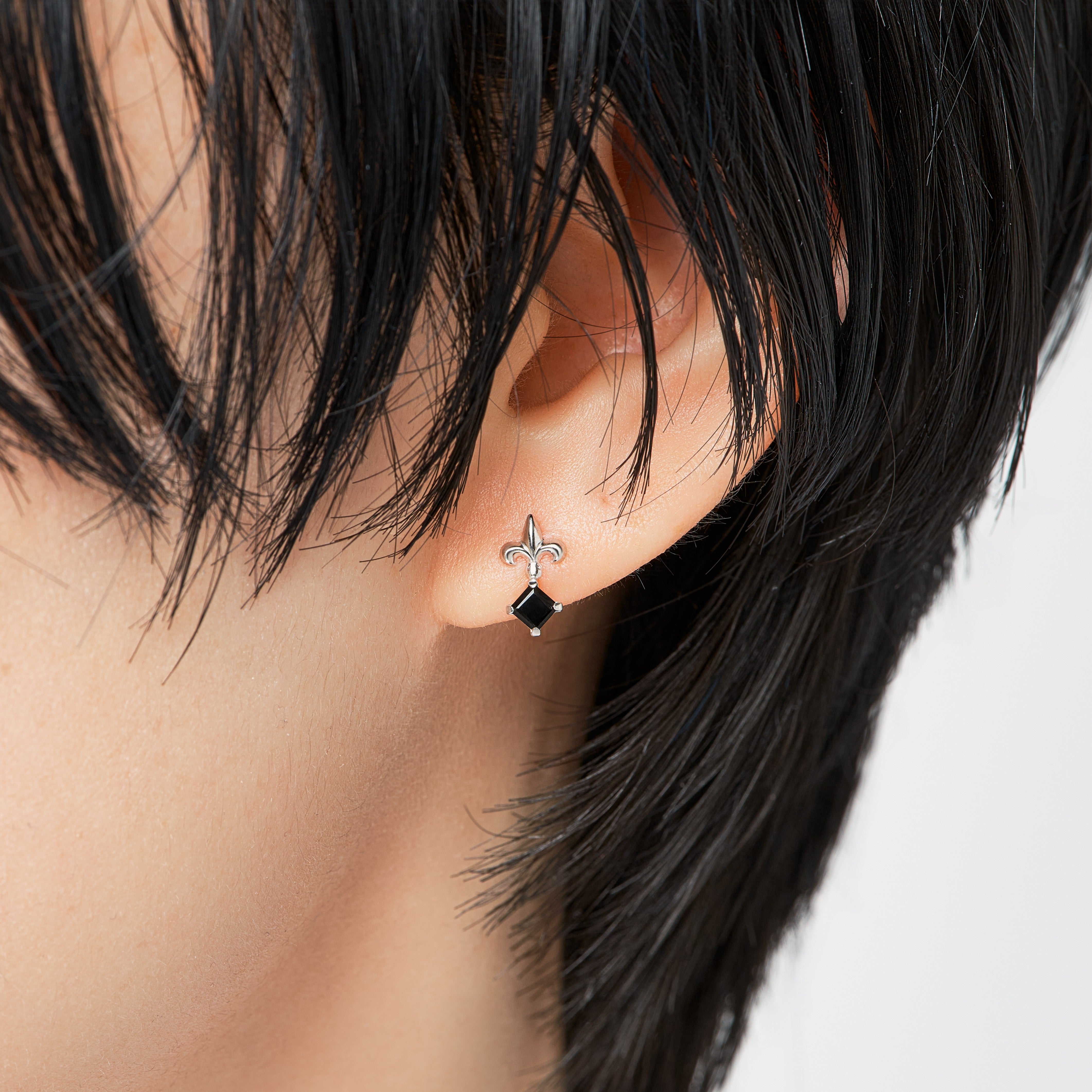 片耳】K10WG リリーモチーフ スタッドピアス ❘ 43-8904 – L&Co.