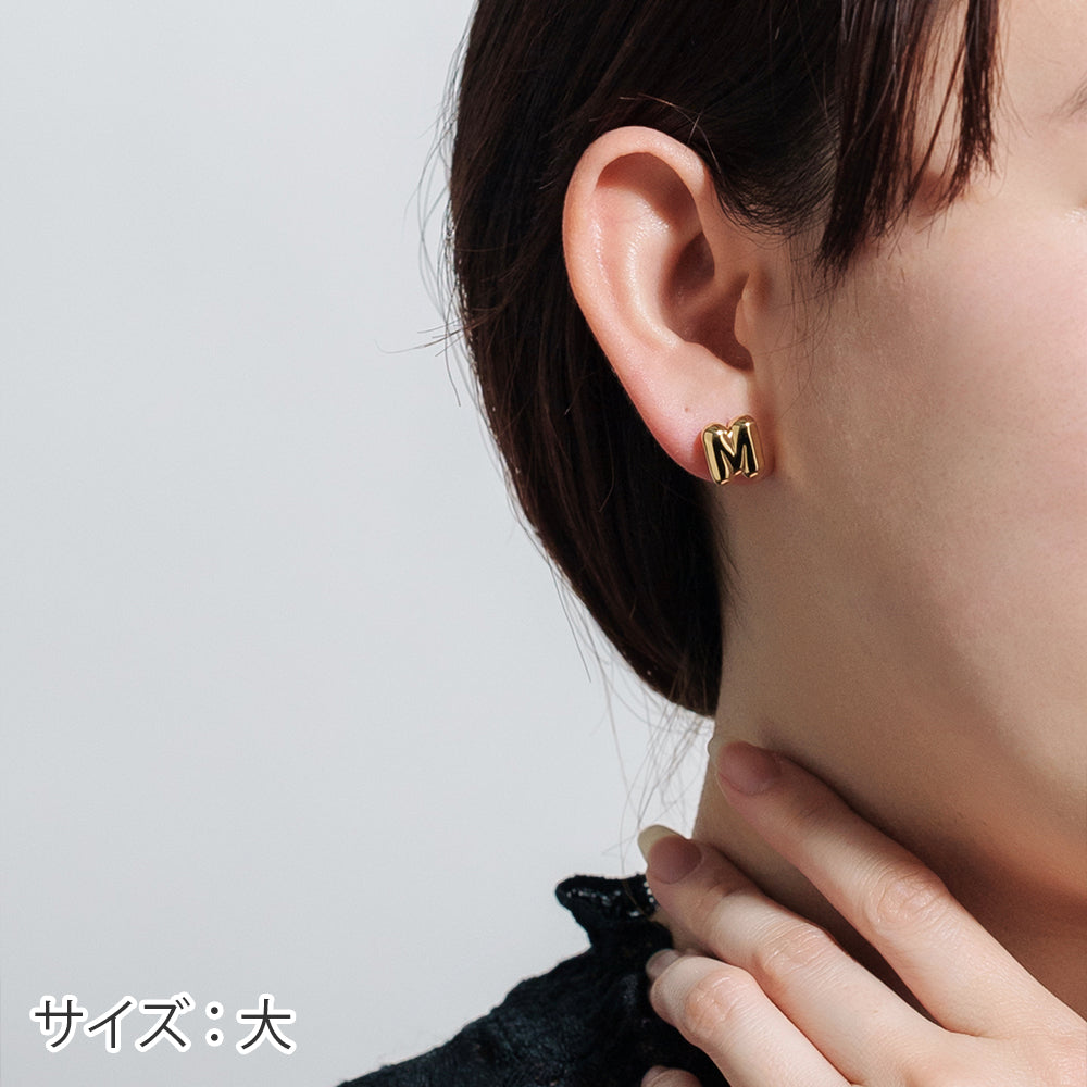 片耳】SV925 イニシャルピアス （M：大/小） – L&Co.