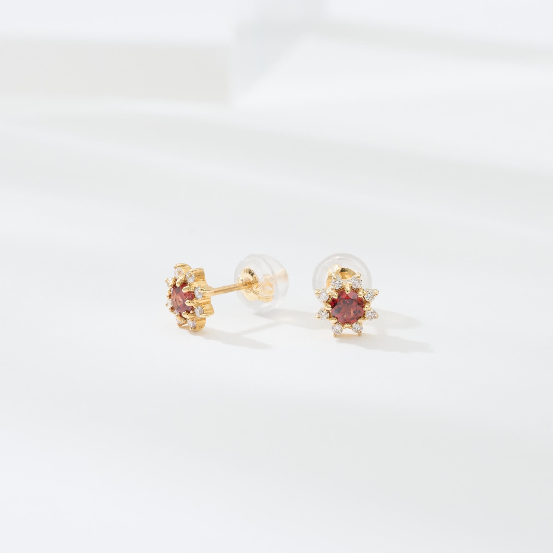 K18 誕生石×ダイヤモンド スタッドピアス （1月：ガーネット） – L&Co.
