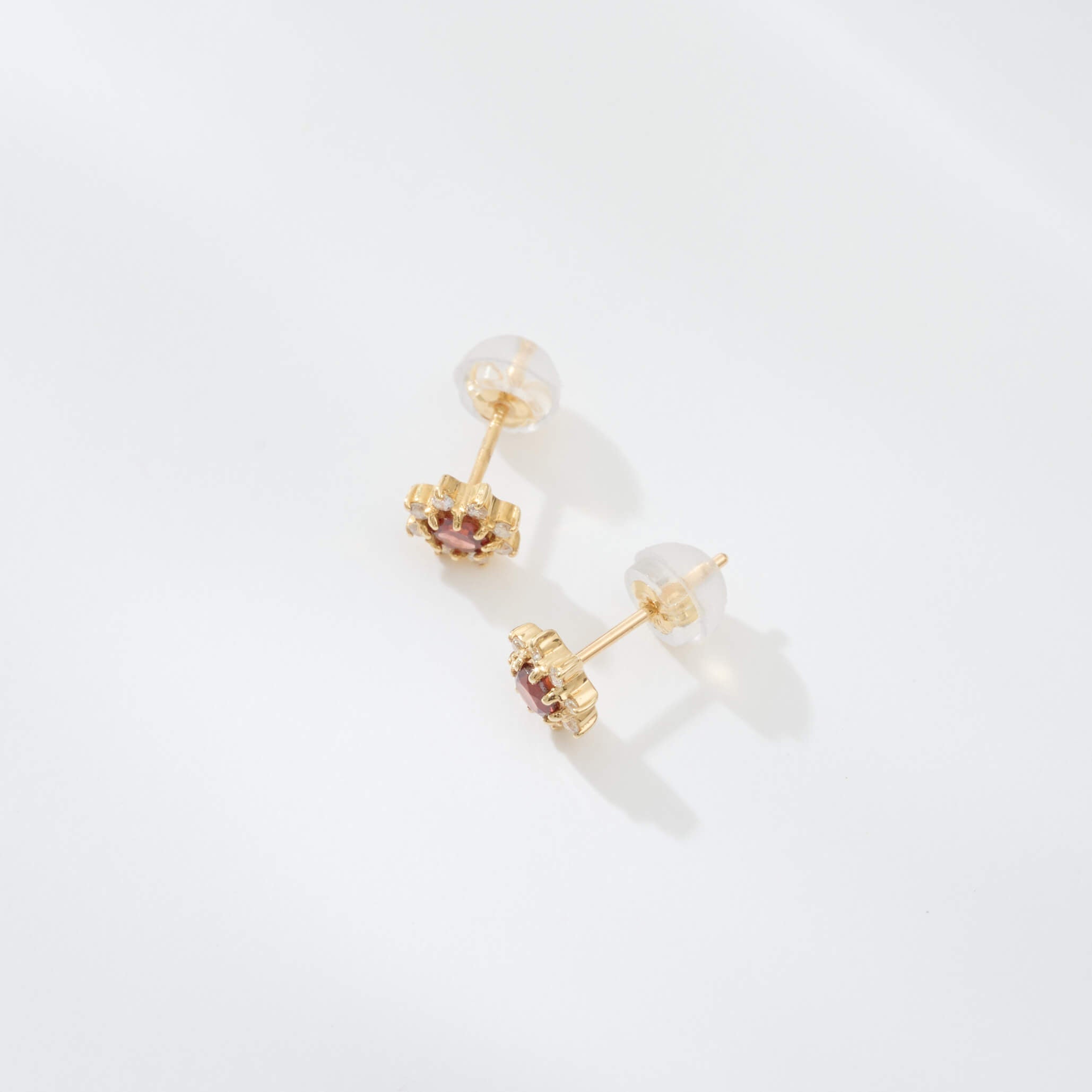 K18 誕生石×ダイヤモンド スタッドピアス （1月：ガーネット） – L&Co.