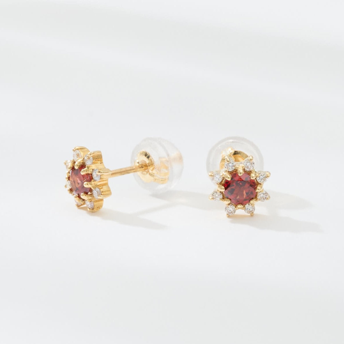 K18 誕生石×ダイヤモンド スタッドピアス （1月：ガーネット） – L&Co.