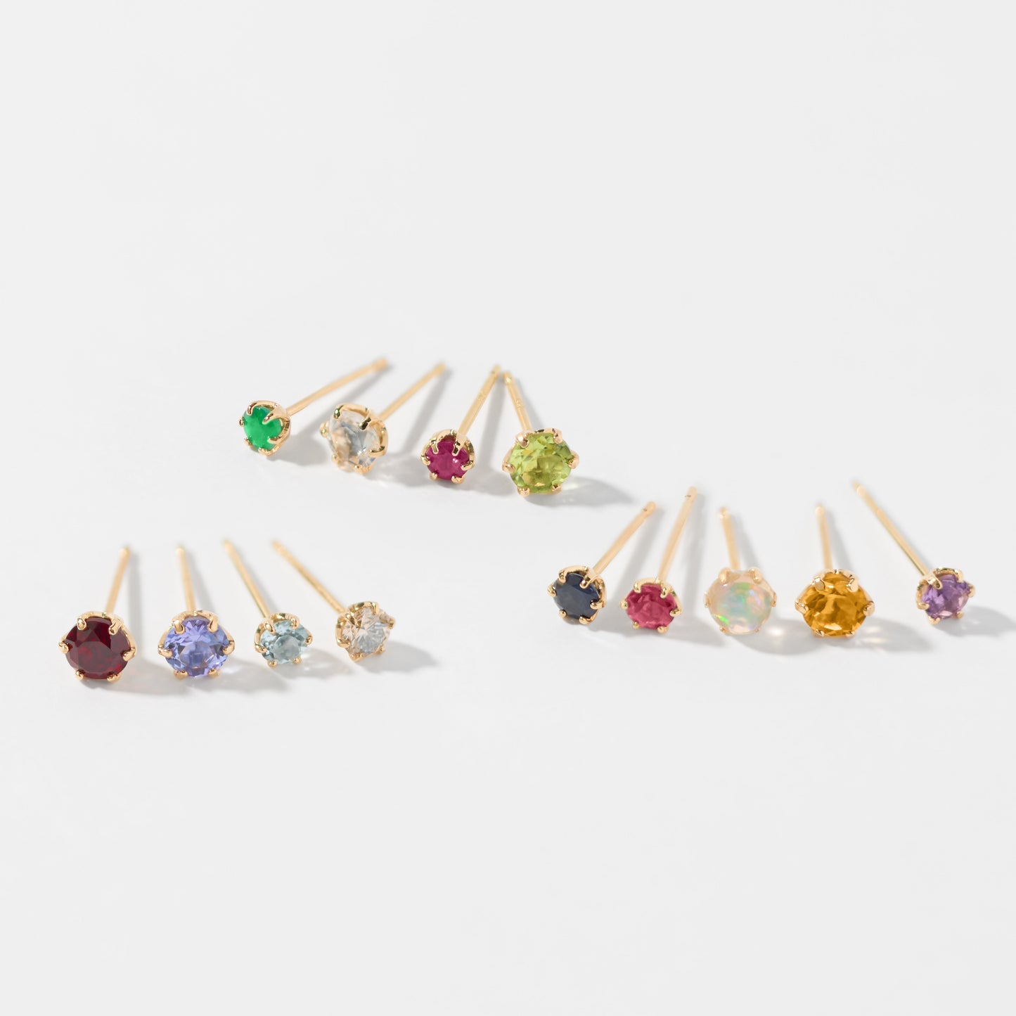 K18 誕生石 スタッドピアス 4mm（12月：タンザナイト）｜ 96-3212