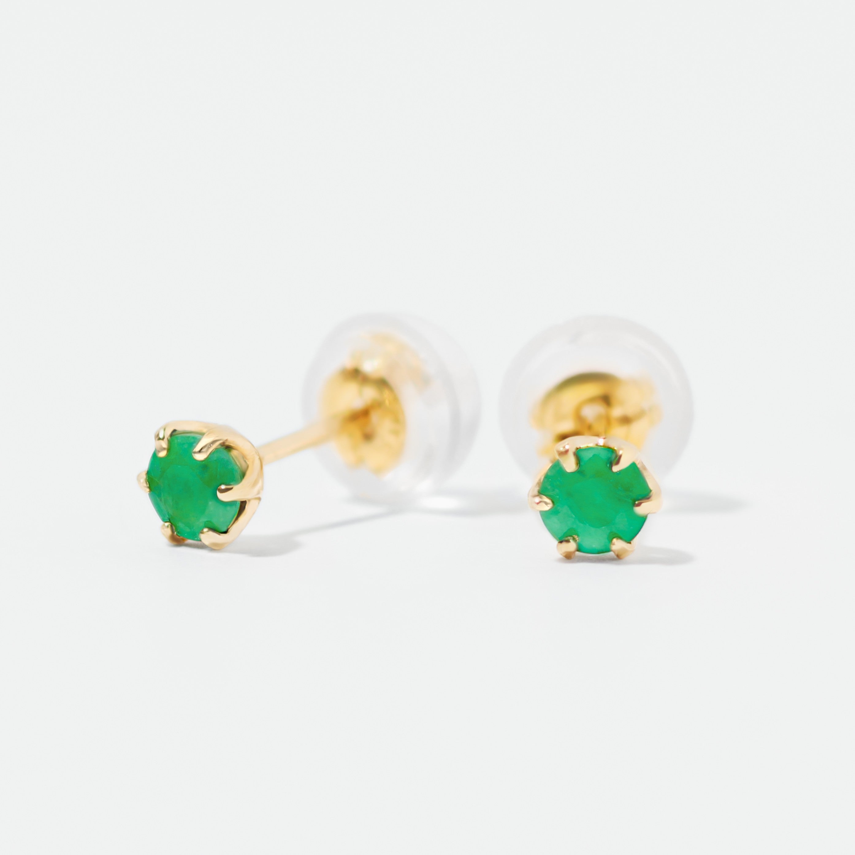 K18 爪留め 誕生石 スタッドピアス 3mm（5月：エメラルド） – L&Co.