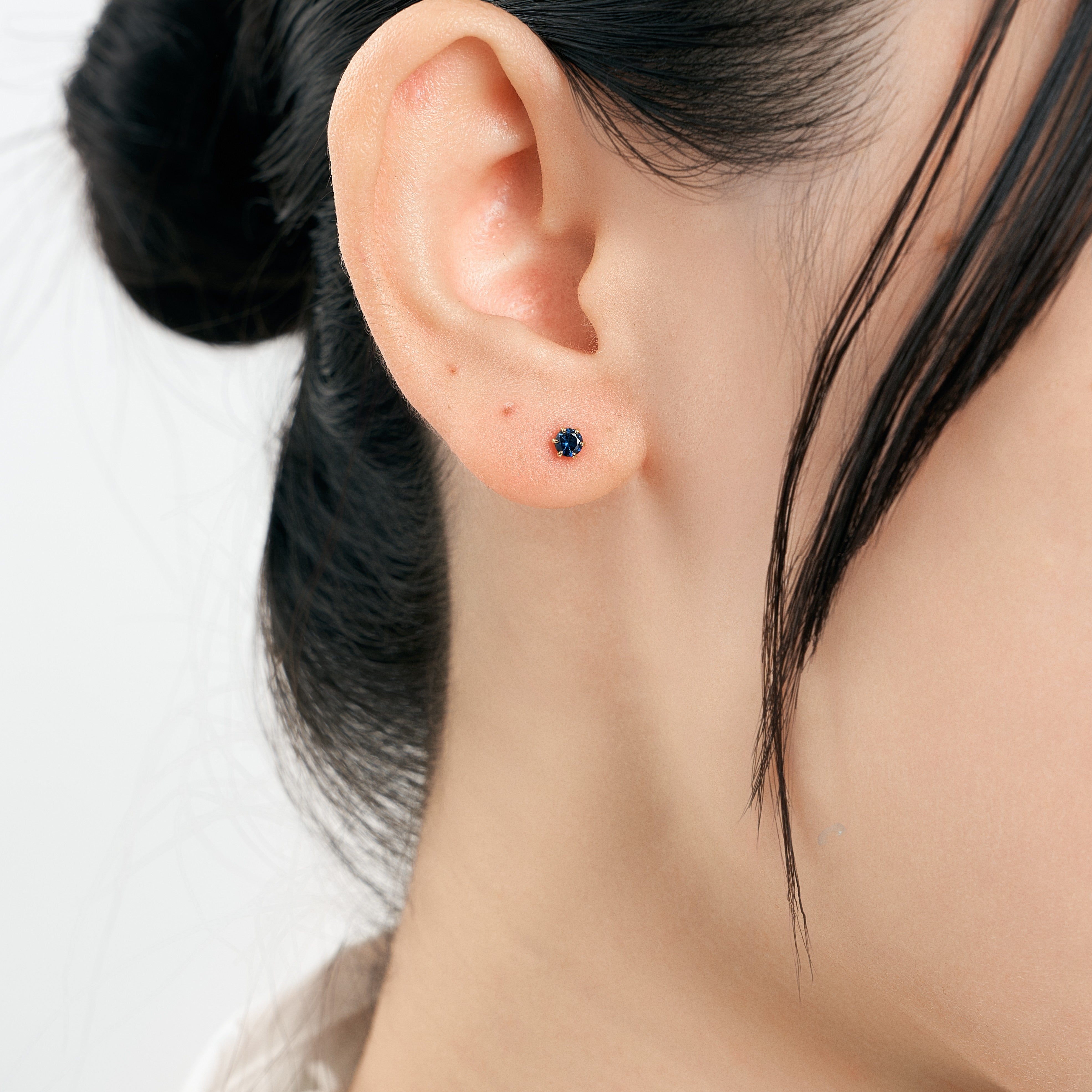 K18 爪留め 誕生石 スタッドピアス 3mm（9月：サファイア） – L&Co.
