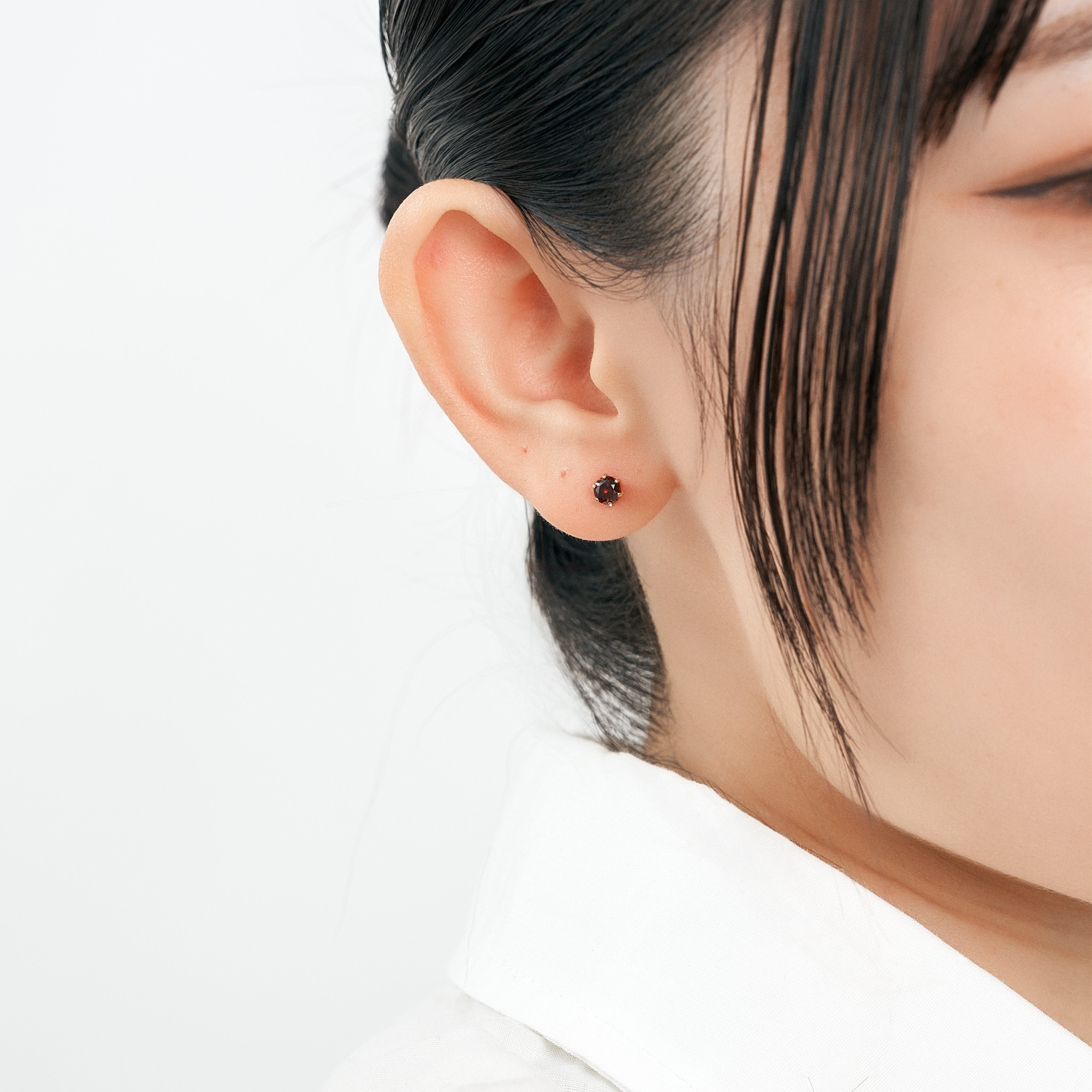K18 爪留め 誕生石 スタッドピアス 4mm（1月：ガーネット） – L&Co.