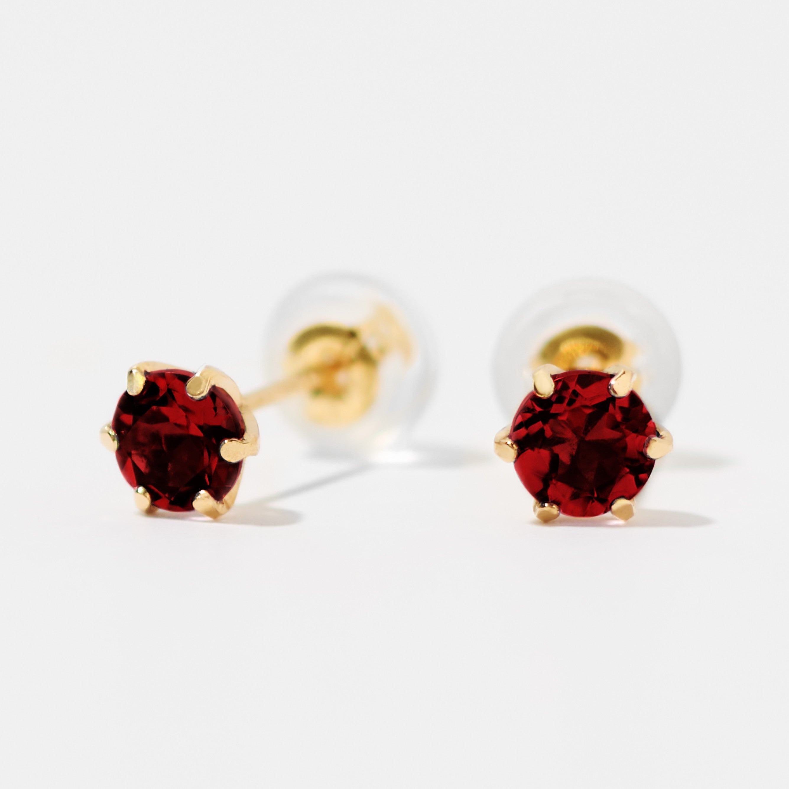 K18 爪留め 誕生石 スタッドピアス 4mm（1月：ガーネット） – L&Co.