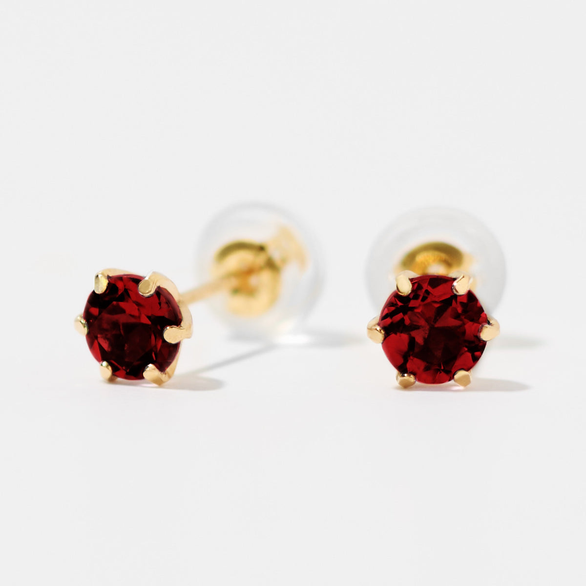 K18 爪留め 誕生石 スタッドピアス 4mm（1月：ガーネット） – L&Co