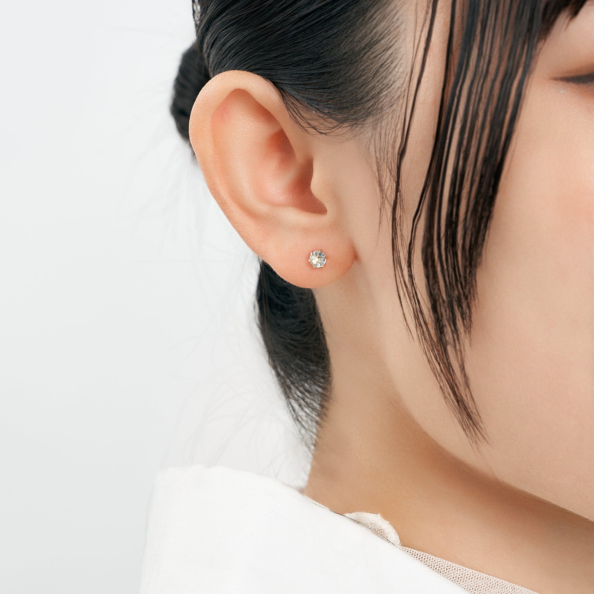 K18 爪留め 誕生石 スタッドピアス 4mm（3月：アクアマリン） – L&Co