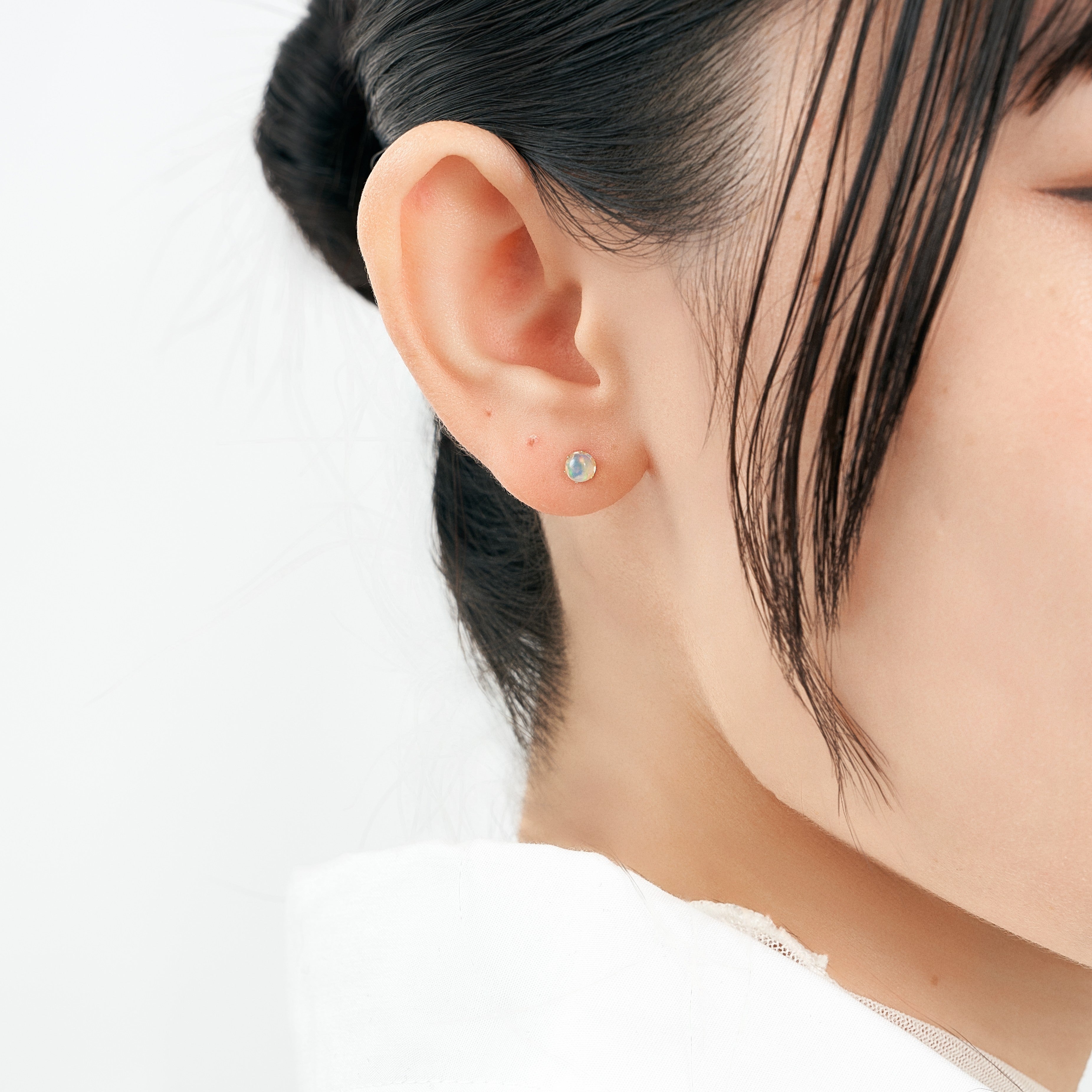 K18 爪留め 誕生石 スタッドピアス 4mm（10月：オパール） – L&Co.