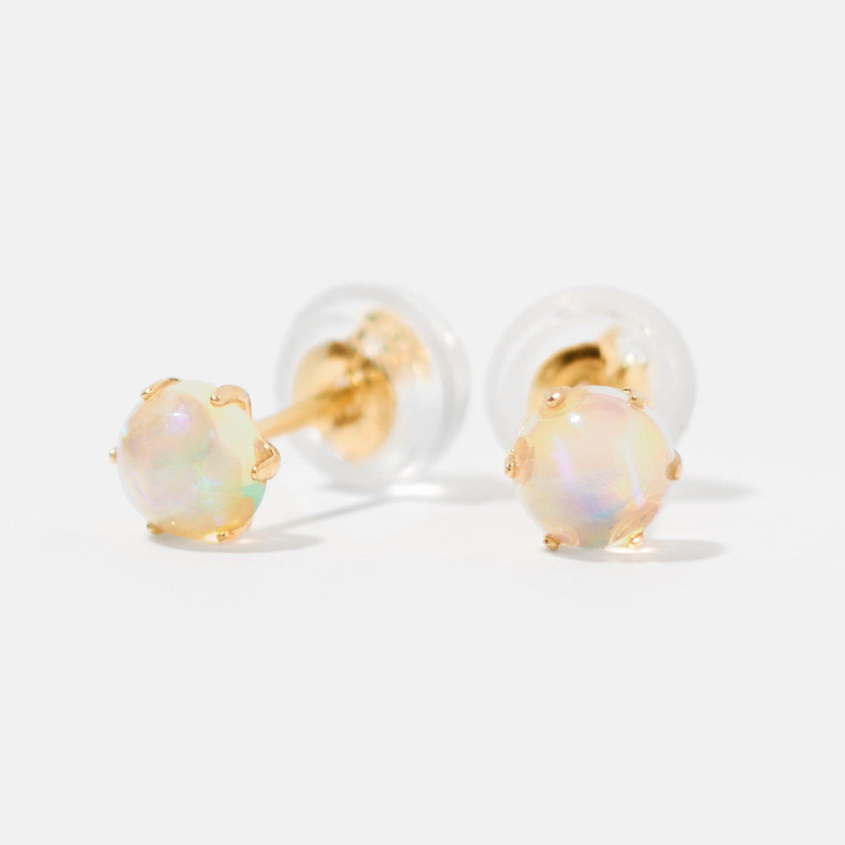 K18 爪留め 誕生石 スタッドピアス 4mm（10月：オパール） – L&Co
