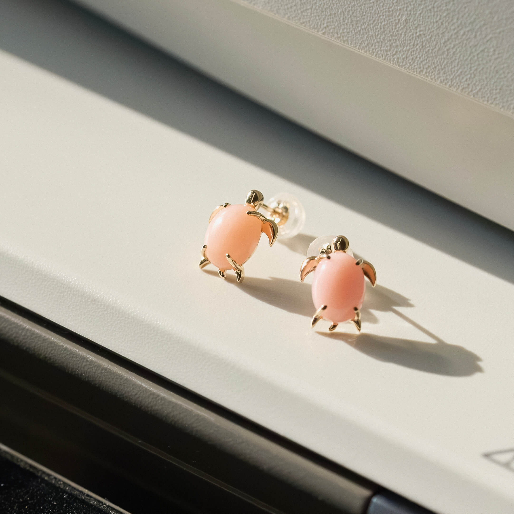 K10 亀 カメ スタッドピアス（ピンク） – L&Co.